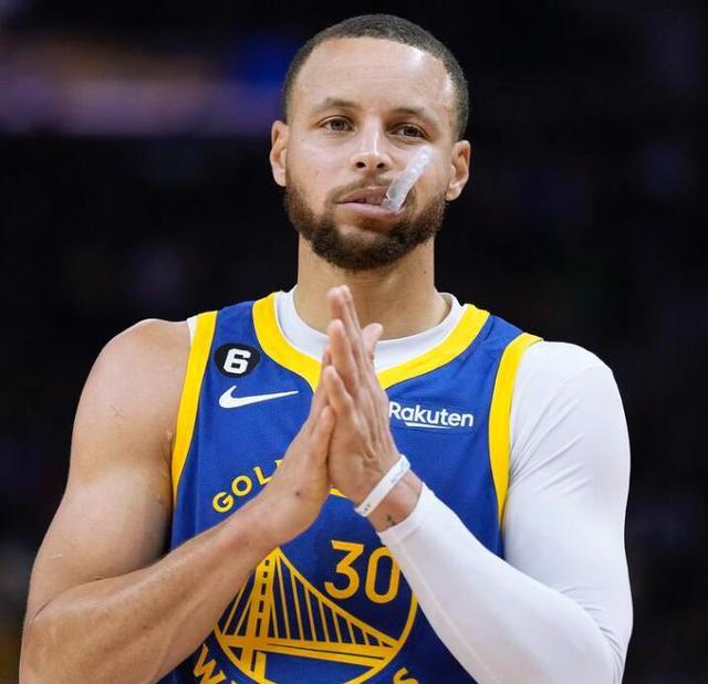 搞笑！哈特夺冠庆祝偷掐布伦森屁股，被摄像机全程拍下（笑翻！哈特夺冠庆祝悄悄捏布伦森臀部，镜头全程记录）