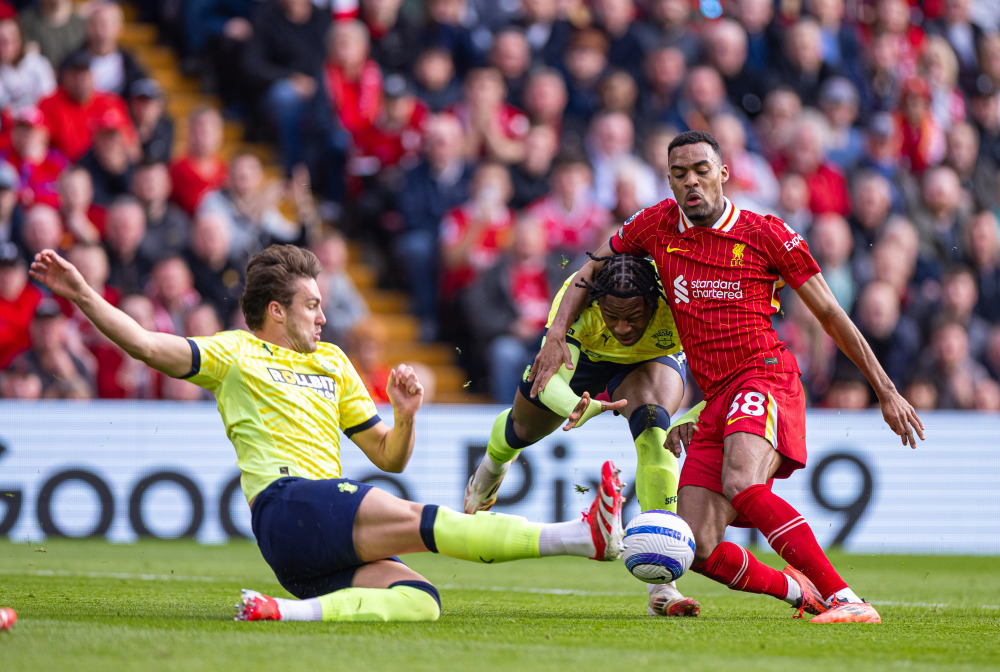 齐达内与蒯纪闻共同现身上海交大出席活动，现场教学马赛回旋（齐达内携蒯纪闻亮相上海交大活动，现场示范马赛回旋）