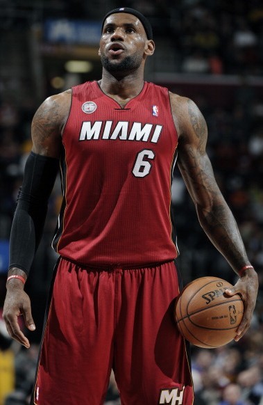 芒特进球后奔向B费，眼神启动诠释默契（芒特破门直奔B费，眼神交流尽显默契）