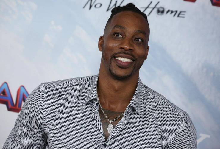 长春亚泰队启程出征青岛时，球迷用歌声为将士们送行（长春亚泰出征青岛，球迷以歌声送行）