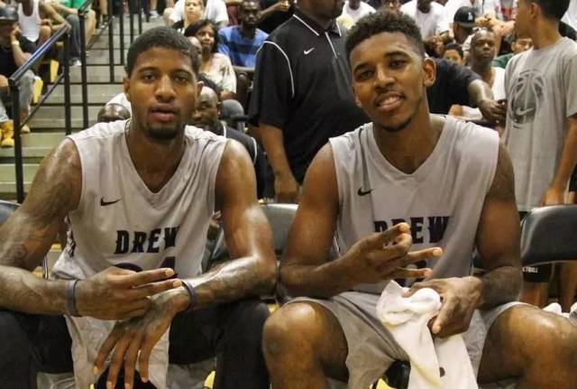 国米4‑0大胜科莫，一举登顶意甲积分榜（国际米兰4-0横扫科莫，跃居意甲榜首）