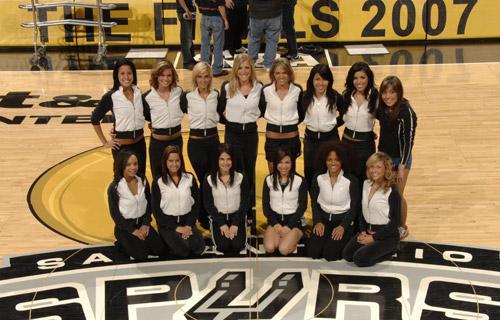 “童话小马一家”穿上彩色服饰 全面完工等你来打卡哈尔滨（童话小马一家换上彩色新装，现已全面竣工，哈尔滨等你来打卡）