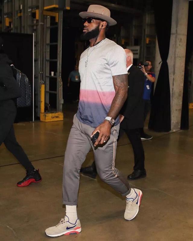 NBA杯半场：凯尔登13分，东契奇24分&詹姆斯12+8，马刺70-58领先湖人（NBA杯半场战报：凯尔登13分、东契奇24分、詹姆斯12+8，马刺70-58暂领先湖人）