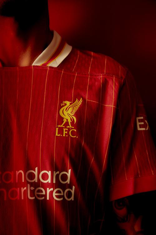 约基奇弧顶三分惊艳，三节未完轰三双32+13+13（约基奇弧顶三分如画，三节未结束即砍下32+13+13三双）