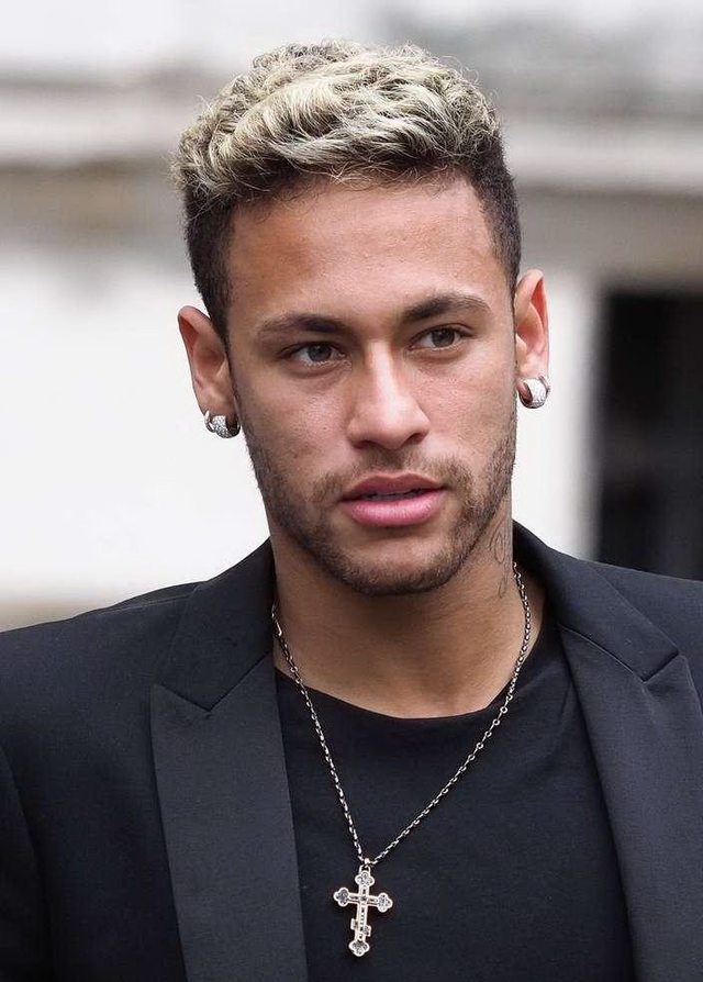 狄龙：花哨可爱那不是我的风格 硬朗作风才是取胜之道（狄龙：我不玩花哨可爱风，硬派作风才是制胜关键）