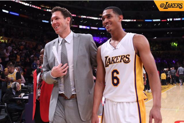 西甲：巴萨4-1大胜瓦伦西亚（西甲战报：巴萨4-1击败瓦伦西亚）