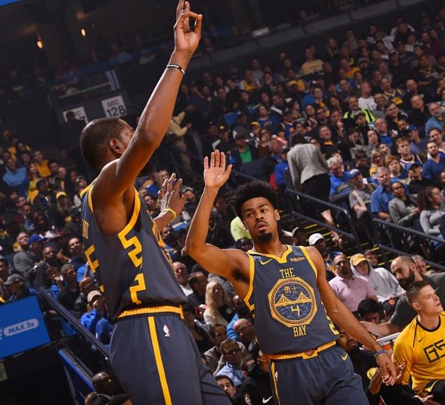 阿尔卡拉斯救球得分引热议，蒂亚福表情包成焦点（阿尔卡拉斯惊险救球掀热议，蒂亚福表情包抢镜）