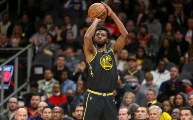 埃迪的足球才华与生存之道（埃迪的球场天赋与求生之道）