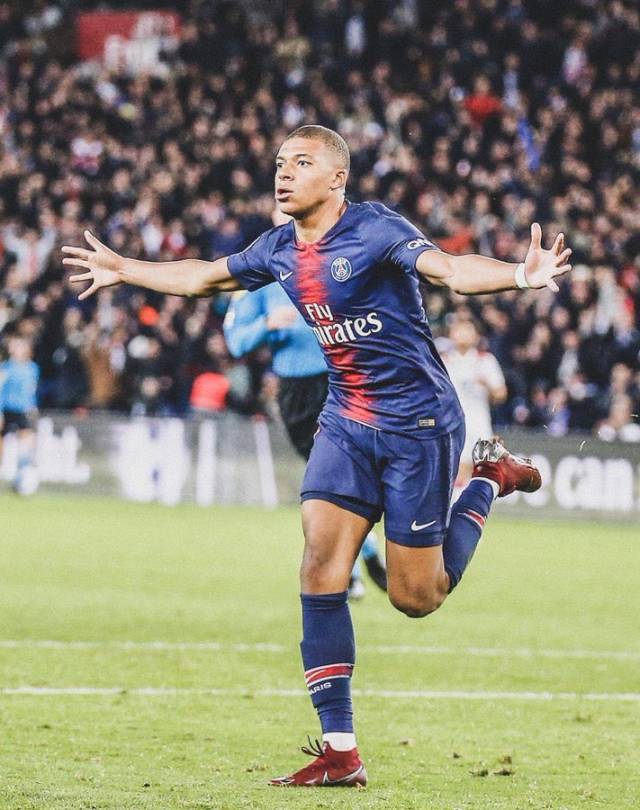 血性！韩国队球员挑衅拜合拉木，王博豪为队友出头撞倒挑事者（硬气！韩国队员挑衅拜合拉木，王博豪挺身而出撞倒挑衅者）