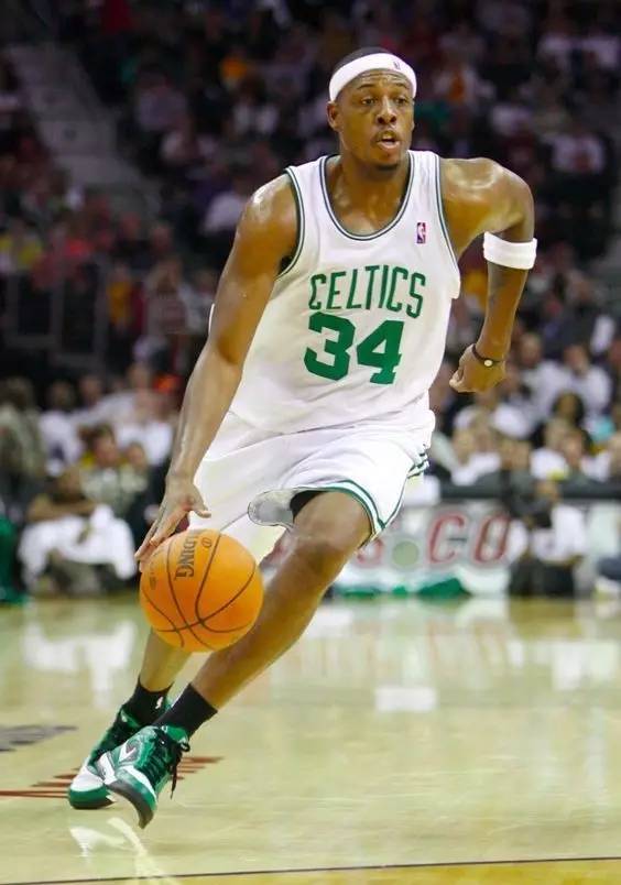 拉梅洛·鲍尔展现惊人表现，独砍全队最高22分（拉梅洛·鲍尔火力全开，轰下球队最高22分）