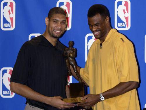 亨利：巴萨防线太差；阿森纳不丢球而拜仁总是进球（亨利：巴萨后防堪忧；阿森纳频频零封，拜仁持续破门）