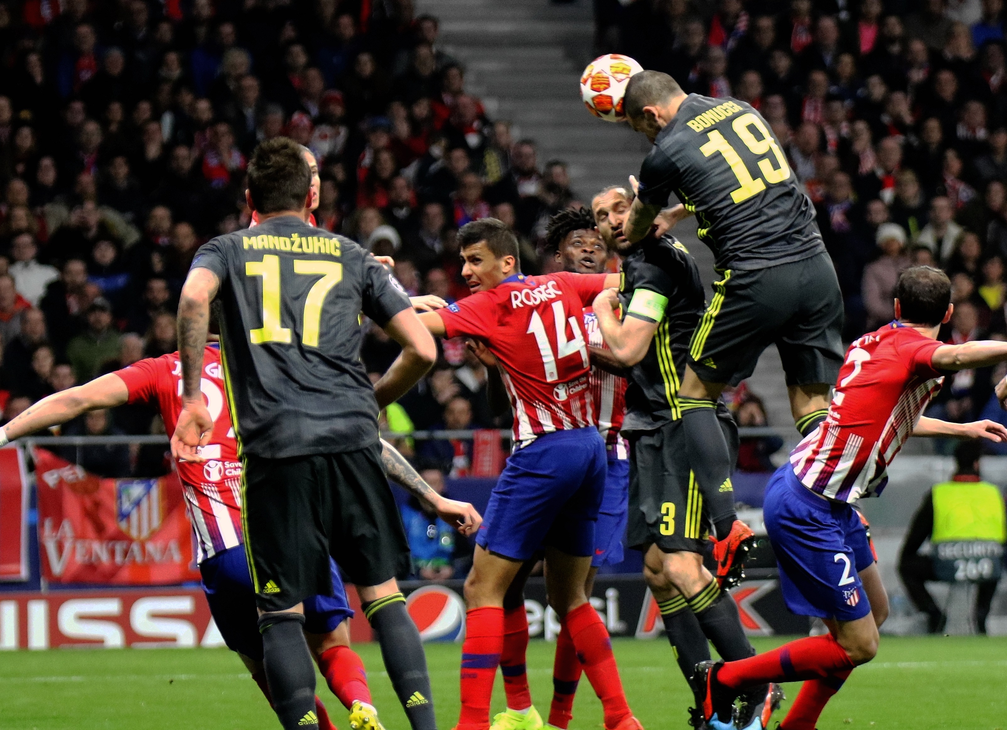 2025届双星！76人官媒晒出弗拉格与埃奇库姆交换球衣合影（2025届双子星同框！76人官媒发布弗拉格与埃奇库姆互换球衣合照）