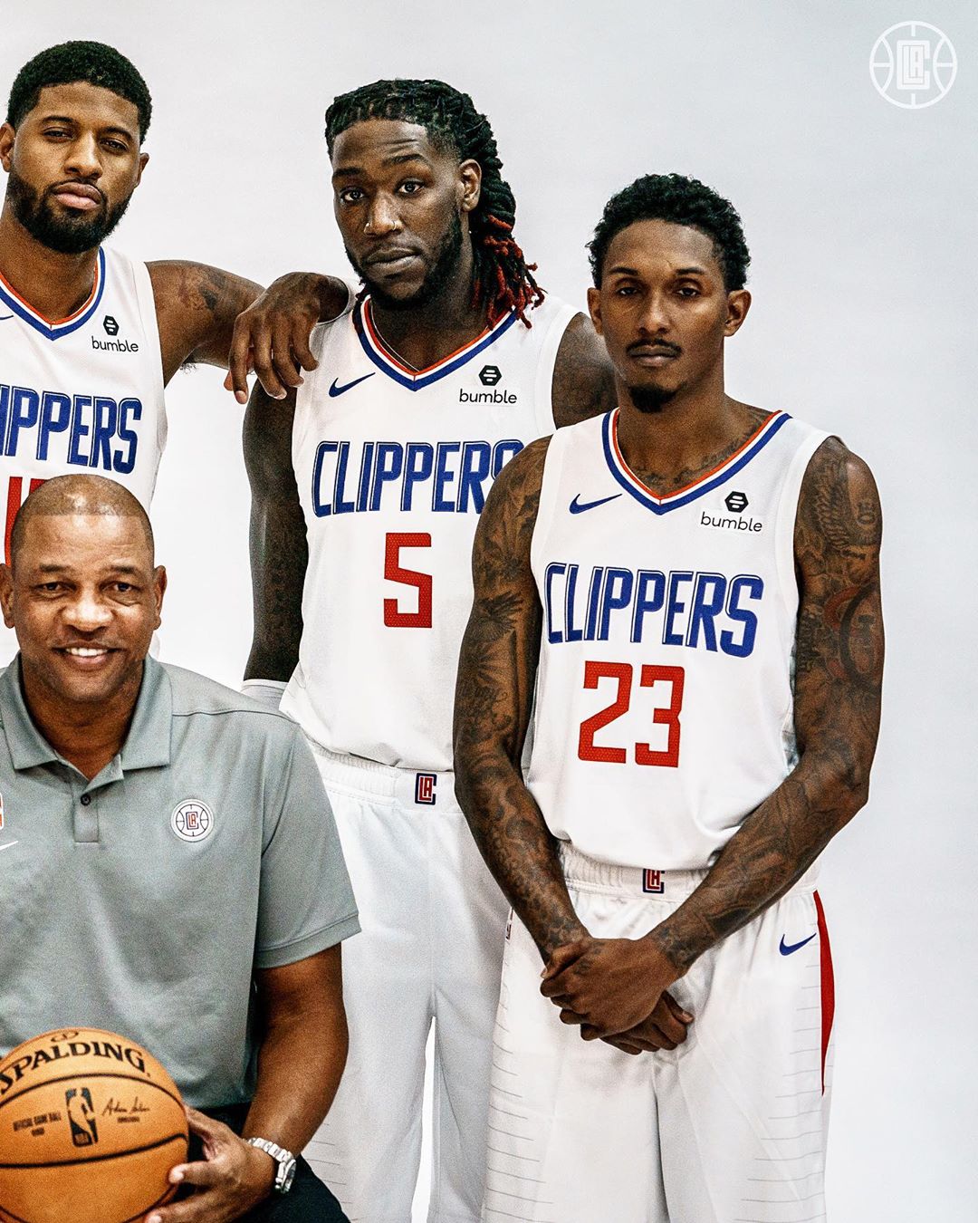 篮球赛场风云变幻，勇士迎战公牛，多方主力缺阵，比赛悬念重重（勇士对阵公牛，多位主力缺席，赛场变数丛生）