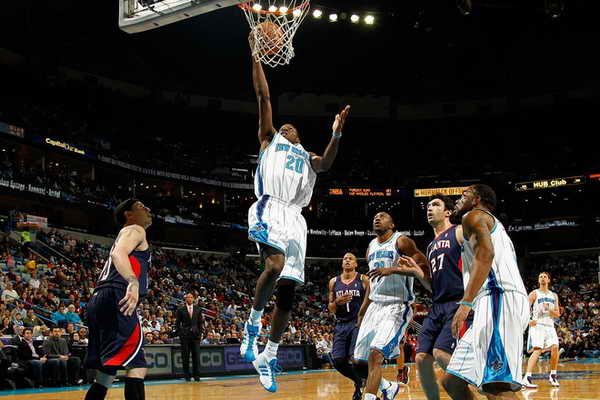 记者：上海队的防守资源有限 场上摆着的基本都是攻强守弱的球员（记者：上海队防守人手紧张，场上主力普遍攻强守弱）