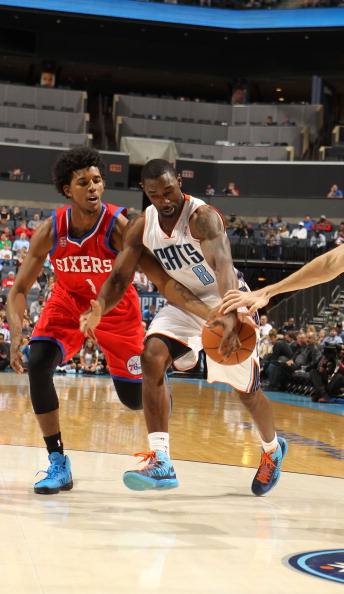 篮球湖人核心球员训练后状态良好（湖人队核心球员训练后状态良佳）