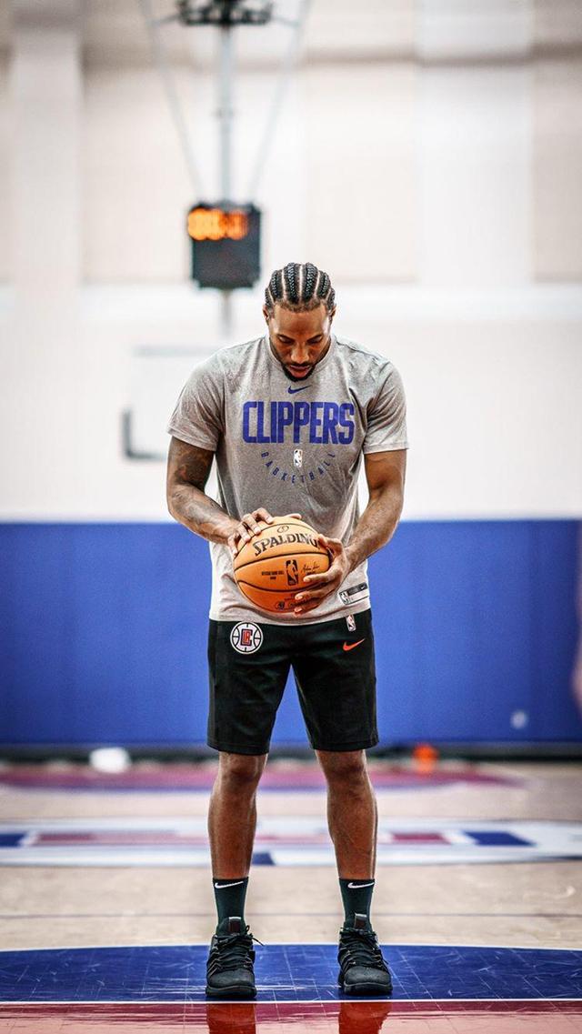 詹姆斯关键得分助湖人取胜（詹姆斯关键时刻发力，助湖人赢球）