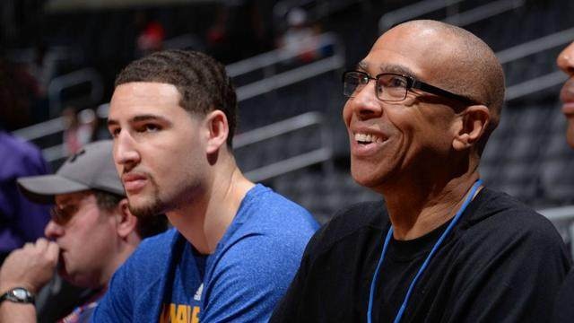 官方：受大雾影响，巴萨前往客场的航班将延迟一个小时起飞（官方通报：大雾导致巴萨客场航班起飞延迟1小时）